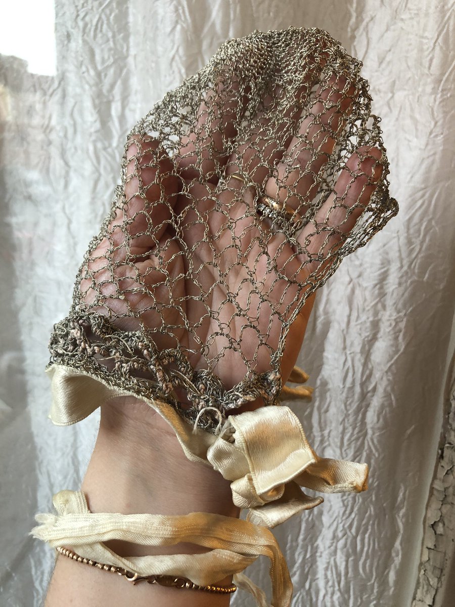 UnNomeACaso's tweet image. Colleagues in #TextileConservation and experts in #fashionhistory any ideas on dating this handbag and what I believe is hairnet (or a very uncomfy baby bonnet!)?