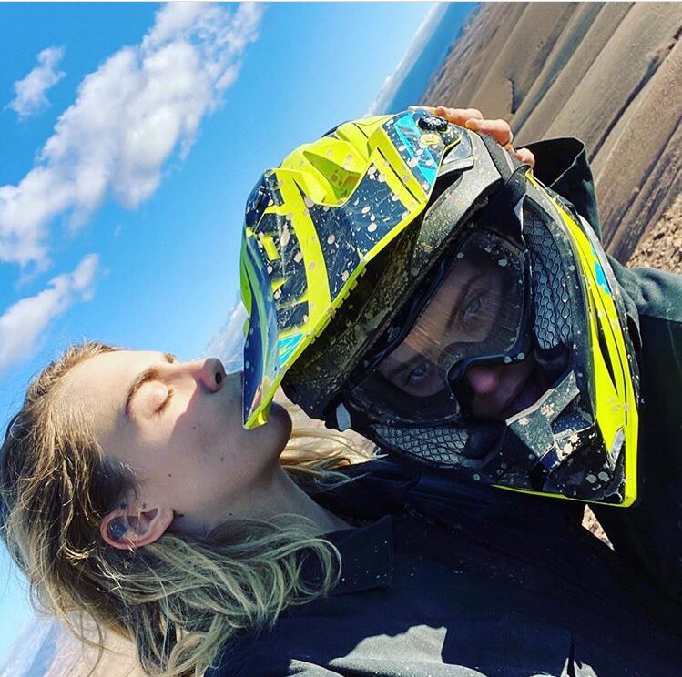 cashleysac's tweet photo. META DE NAMORADA? Cara Delevingne !!

Ano passado Cara alugou o Museu de Londres pra passar a noite do aniversário da Ashley lá 

Esse ano Cara levou ashley para Marrocos, com café da manhã em um balão e varias outras aventuras https://t.co/IQ9Iq1ugQT