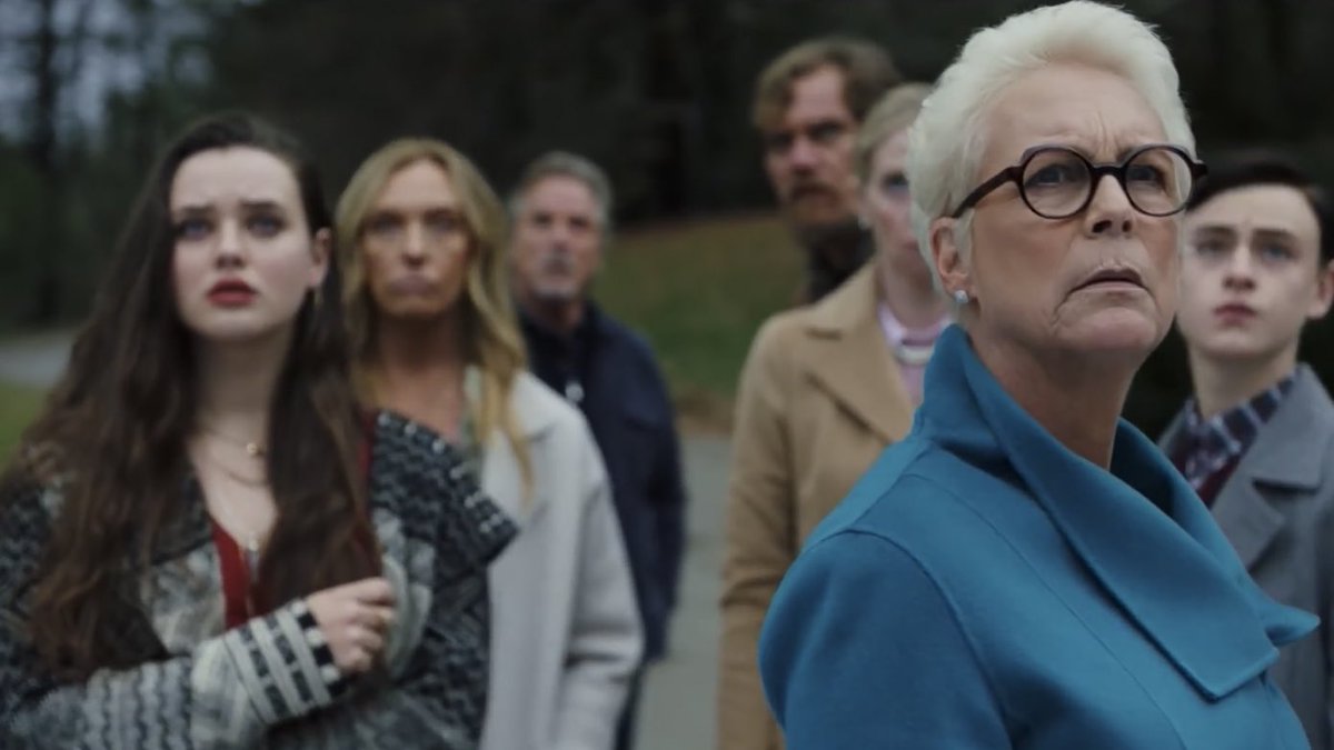 หนังเรื่อง Knives Out โคตรลุ้นและสนุกกกกก เหมือนดูโคนันเป๊ะๆเลย เนื้อเรื่องคือมีคุณปู่ที่มีสมบัติมากมายฆ่าตัวตายในบ้าน แต่อยู่ๆก็มีนักสืบมาขอสืบสวนทุกคนในบ้านใหม่ เพราะคิดว่านี่อาจเป็นคดีฆาตกรรม และทุกคนในบ้านก็มีแรงจูงใจจะฆ่าคุณปู่ได้หมด หักมุมไปมาตลอด และ Chris Evans หล่อมาก!