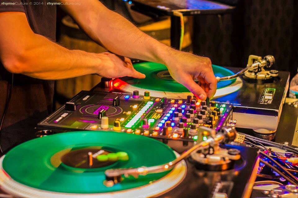 RaneDJ's tweet photo. That Z-Trip Edition lit up like a Christmas tree🎄
Dope colorful shot of @djjohngotem by @JessPohlPhotos @rhymeCultureRI 📸
__________________________________
#RANE #RANEDJ #RANESIXTYTWO #ZTripEdition #SeratoDJPro #Serato #technics1200 #rane62 #shurem447 #gotem #dj #turntablist https://t.co/z2uVlsxdOH