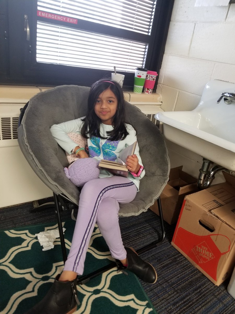 Ms_Young_Melzer's tweet photo. A cozy way to spend the afternoon before winter break. #melzermoments https://t.co/b2uXXNgHOz