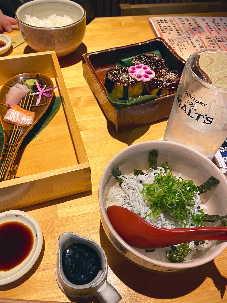 お土産で酒盛りしている〜(*'///`*)
あの…和歌山…
梅酒がまじで美味しいね…?
海産物が最高でした。
あと無料の市民動物園のゆるさが最高。
市民動物園に熊とフラミンゴと孔雀がいるの信じられる???
イラストが逐一つぼ。