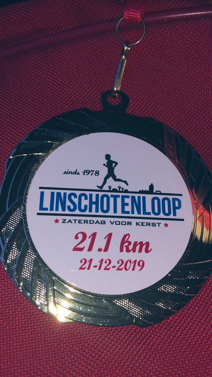 Kerstvakantie kan beginnen na de op één na mooiste loop van Nederland #Linschotenloop op weg naar #demooiste. Nu naar #spaaz Dresscode black, eerbetoon Jules Deelder. <a href="/SpartaRotterdam/">Sparta Rotterdam</a>