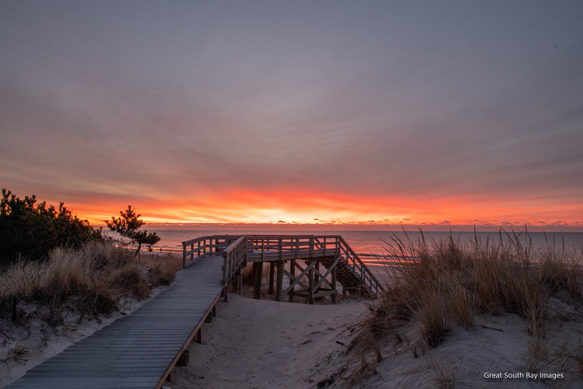 Last #sunrise of #fall2019 on #Fireisland #stormhour #potw @JimCantore @spann @NikonUSA @hoffmanrich @SamanthaAugeri @StephanieAbrams