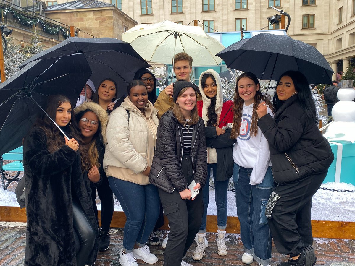 InRealLife's tweet image. got to hang with some really cool fans in london 🇬🇧
