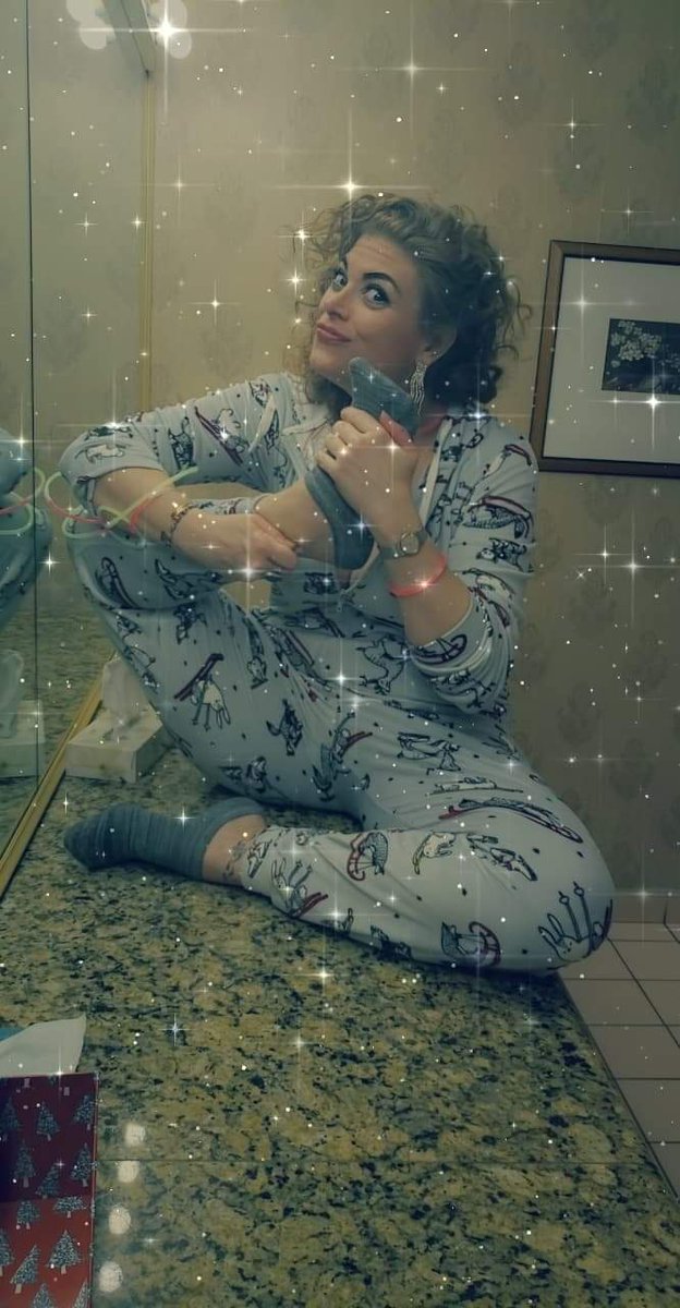 Fawnsfeet's tweet photo. When your at a lame party and instead you decide your feet & pajamas are way more interesting
#lameworkparties #footgoddess #nibbleonthis https://t.co/EgL12YDpmM