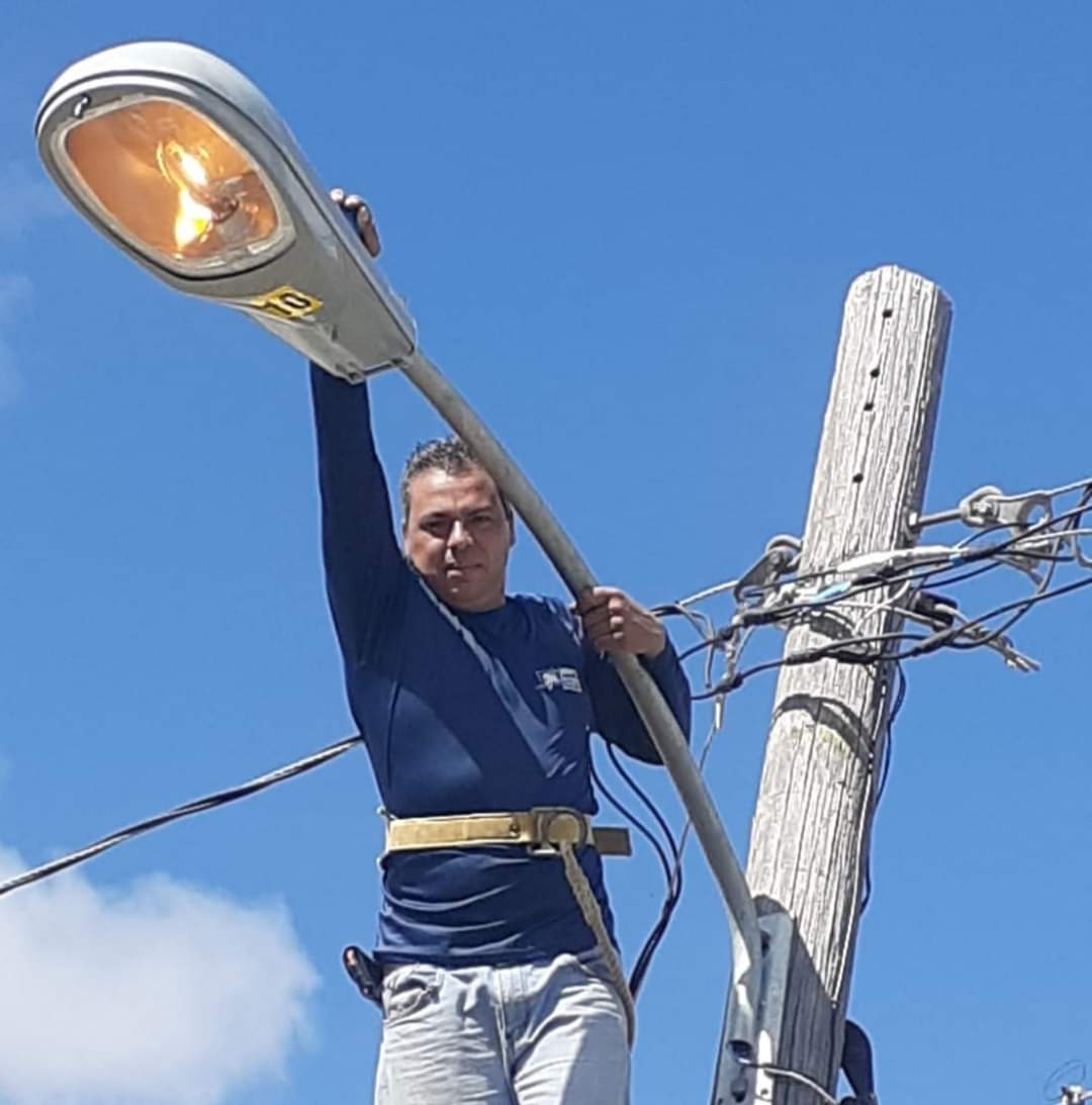 JelectricalC's tweet photo. Trabajo de Emergencia Fraternidad - Guánica. Después del huracán María, camino vecinal se queda sin servicio de alumbrado público todo a oscuras y hoy vecinos dan las gracias a Javi's Electrical &amp; Contractor por ponerle la iluminación y de esa manera tener más seguridad.💡⚒⚡💪🏼 https://t.co/qBdh0P8Rxv