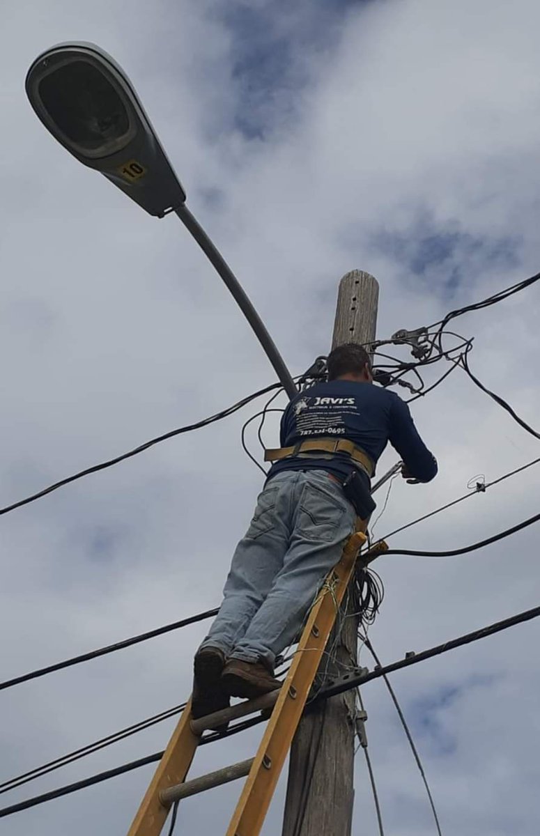 JelectricalC's tweet photo. Trabajo de Emergencia Fraternidad - Guánica. Después del huracán María, camino vecinal se queda sin servicio de alumbrado público todo a oscuras y hoy vecinos dan las gracias a Javi's Electrical &amp; Contractor por ponerle la iluminación y de esa manera tener más seguridad.💡⚒⚡💪🏼 https://t.co/qBdh0P8Rxv