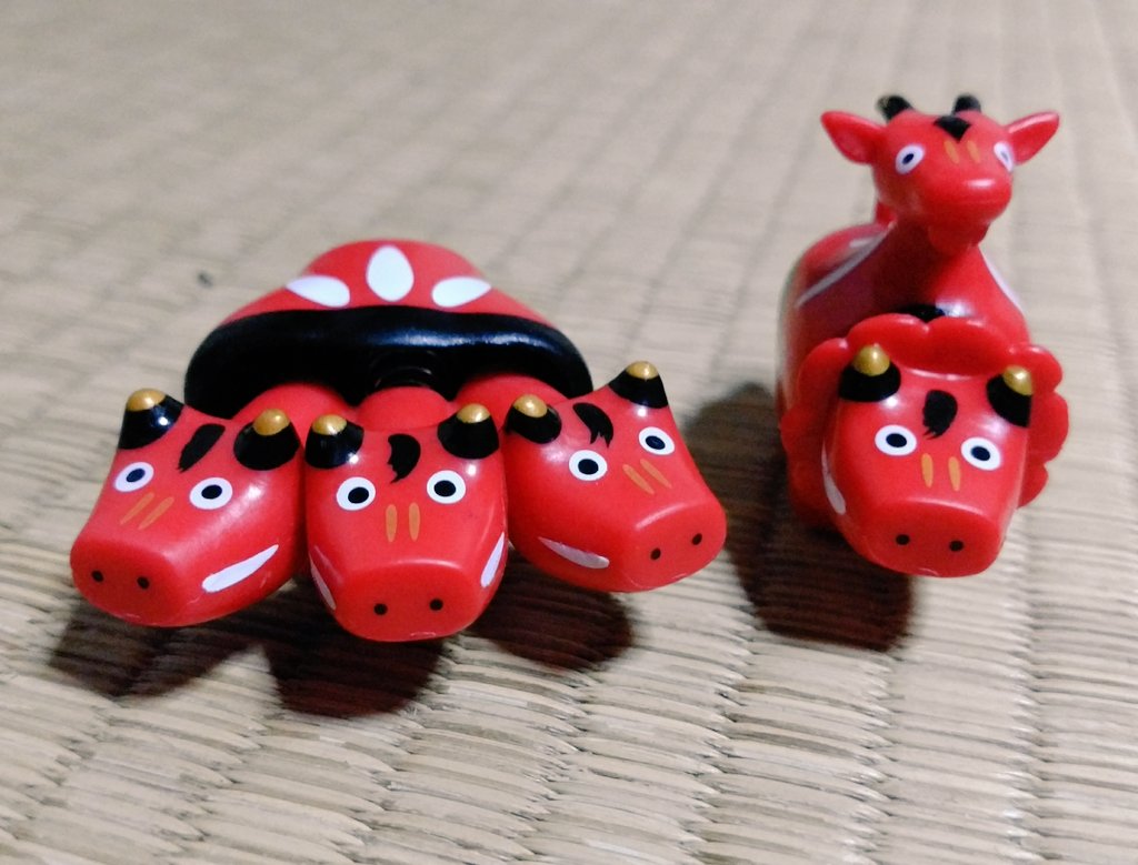 頭が3つともべこべこするケルベロス 赤ベコガチャが超可愛い その他の神獣も赤ベコになってとても味わい深いです Togetter