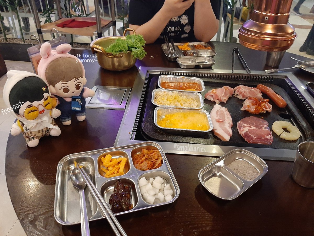 smoldiaries's tweet photo. SD54 191221
#SmolPlate
We accompanied mom and auntie for their last minute Christmas shopping then we went to eat bbq (the meat ha and not our hyung π
). It was so yummy especially the cheese!! π
#diaryupdate #smolconvos #Soo #Jun #exodoll #EXO #KyungsooDoll #SuhoDoll https://t.co/U6w6yYMRs8