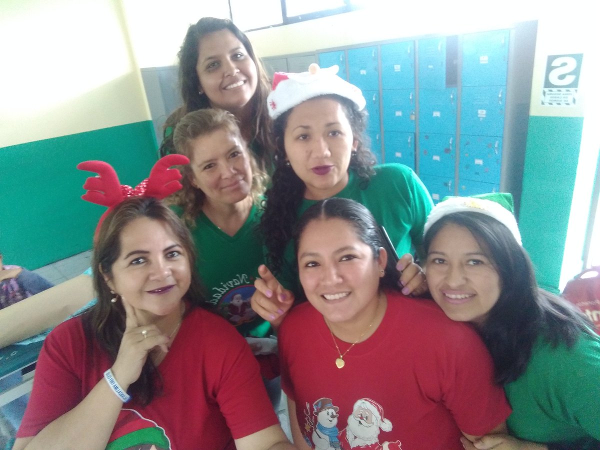 kissblue17's tweet photo. 😌😌😌 Listo!! Pasamos la exposición 💙💙 #Psicologas #Amigas #CientificaDelSur #Navidad 🎄🎄 ahora que empiece 🍷🍷🤭🤭🤭 tranquilo higadito 😌😌 https://t.co/x2KQAmV1Mm
