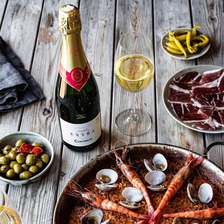 visitcatalonia's tweet image. Have you ever tasted some cava? This sparkling wine is very typical at all Catalan celebrations, so let this joyous drink be part of all your special moments this season! 🍾🥂

@Codorniu_ES