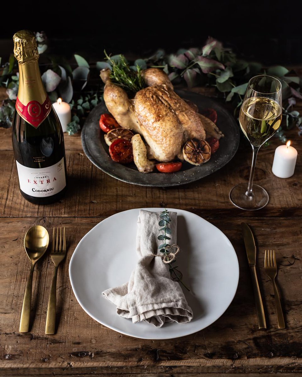 visitcatalonia's tweet image. Have you ever tasted some cava? This sparkling wine is very typical at all Catalan celebrations, so let this joyous drink be part of all your special moments this season! 🍾🥂

@Codorniu_ES