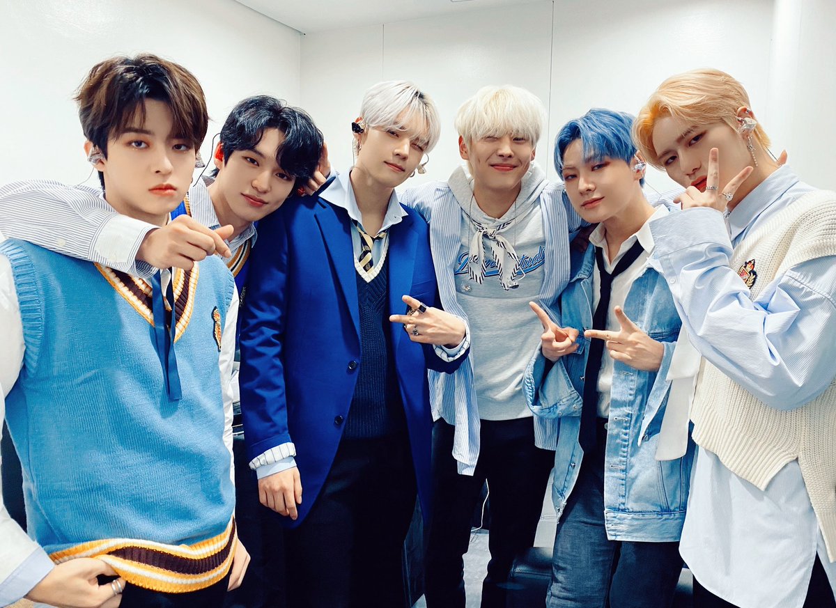 VICTON1109's tweet photo. [#빅톤] 2019 VICTON 1st ASIA TOUR VOICE TO ALICE in Manila 👀💕

필리핀에서 앨리스와 함께한 빅토니들
💛🗝💙
앨리스의 환호와 함성 가득한 열기🔥
덕분에 빅토니도 행복하게 Hands Up🙌 잊지 못할 시간을 선물해주셔서
감사합니다🎉 앨리스 하땅사🥰

#VICTON #1st_ASIA_TOUR
#VOICE_TO_ALICE https://t.co/cs8qJlDy1d