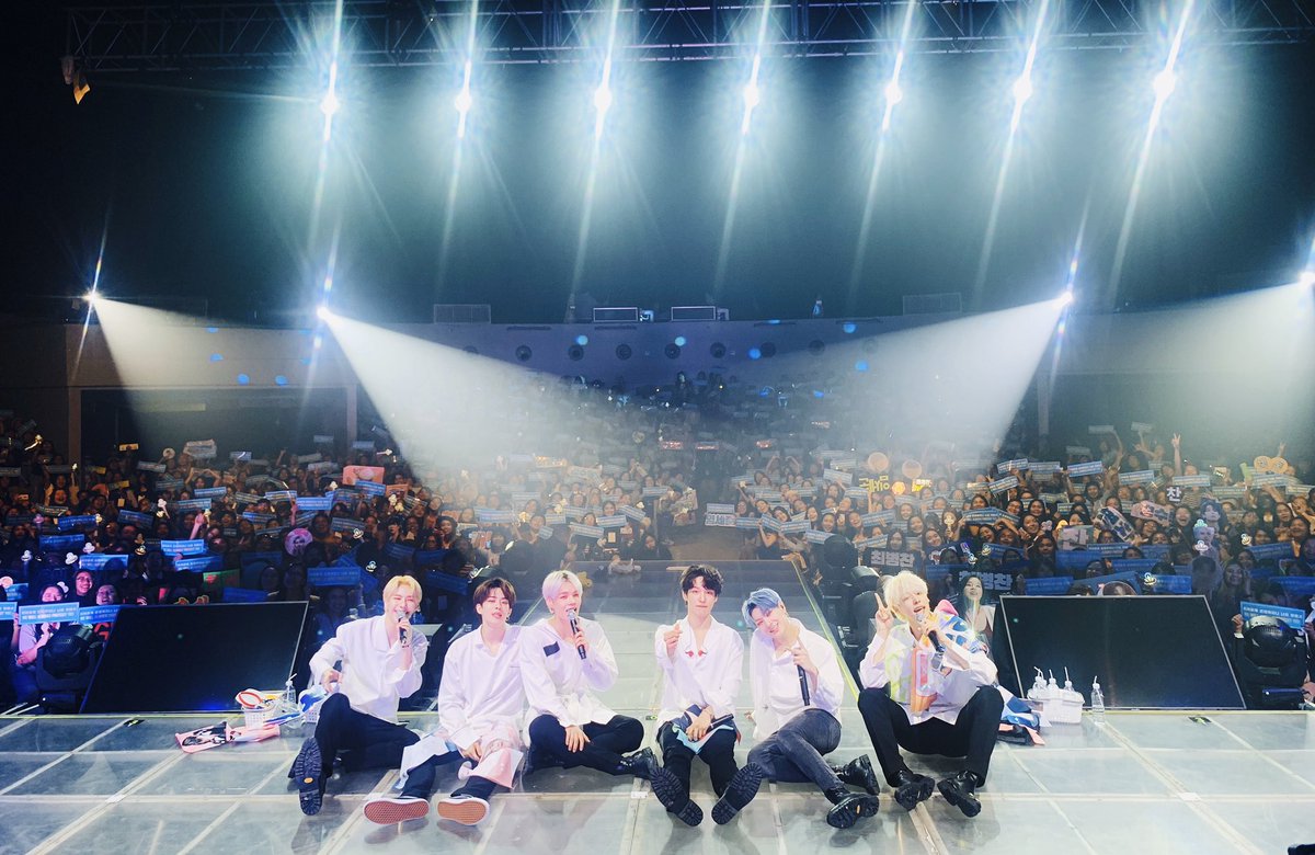 VICTON1109's tweet photo. [#빅톤] 2019 VICTON 1st ASIA TOUR VOICE TO ALICE in Manila 👀💕

필리핀에서 앨리스와 함께한 빅토니들
💛🗝💙
앨리스의 환호와 함성 가득한 열기🔥
덕분에 빅토니도 행복하게 Hands Up🙌 잊지 못할 시간을 선물해주셔서
감사합니다🎉 앨리스 하땅사🥰

#VICTON #1st_ASIA_TOUR
#VOICE_TO_ALICE https://t.co/cs8qJlDy1d