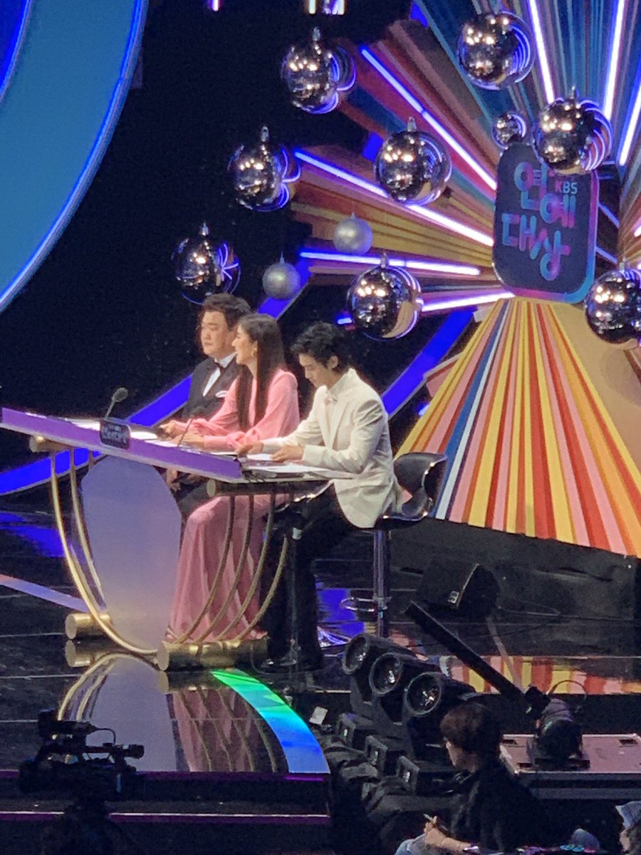 lightyooni's tweet photo. 191221 KBS 연예대상

열심히 대본보고 연습중

#장동윤 #JangDongYoon https://t.co/ienHO0go1p