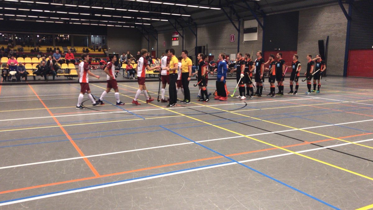 Shakehands ook bij #hoofdklasse #zaalhockey? Natuurlijk, <a href="/Almeerse/">Almeerse Hockeyclub 🏑</a> H1 en <a href="/HIChockey/">Hockeyclub HIC</a> H1 geven het goede voorbeeld. Laten we óók zaalhockey leuk houden. #respect