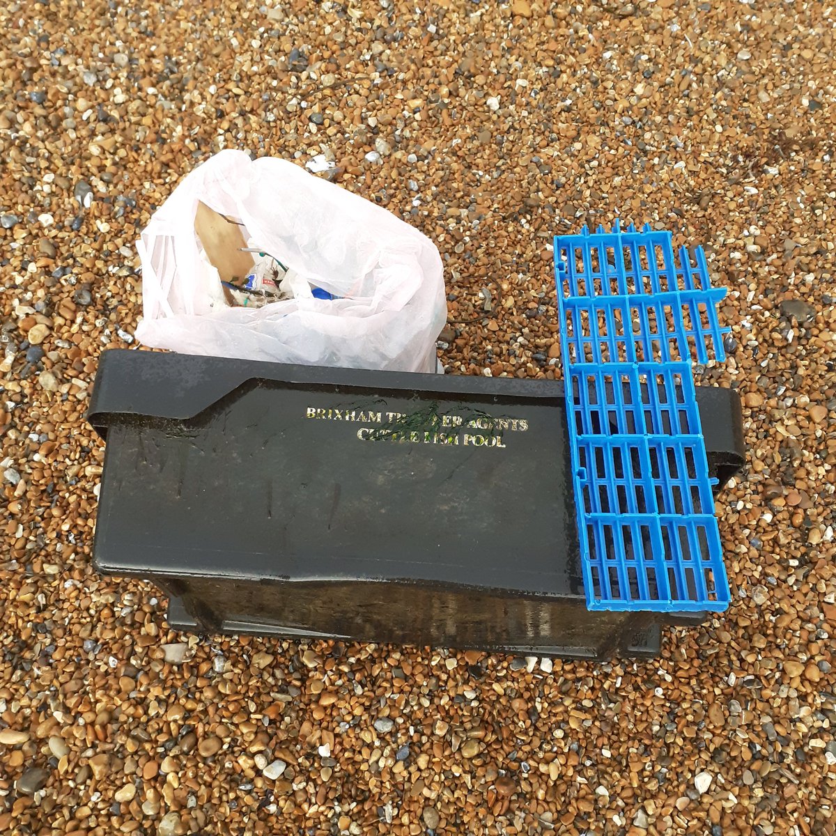 Hey @Brixhamfishmkt do you want your cuttlefish pool crate back?  The marine life really don't want it,
 
Regards, Hastings

#plasticpollution #fishingwaste #hastings #brixham