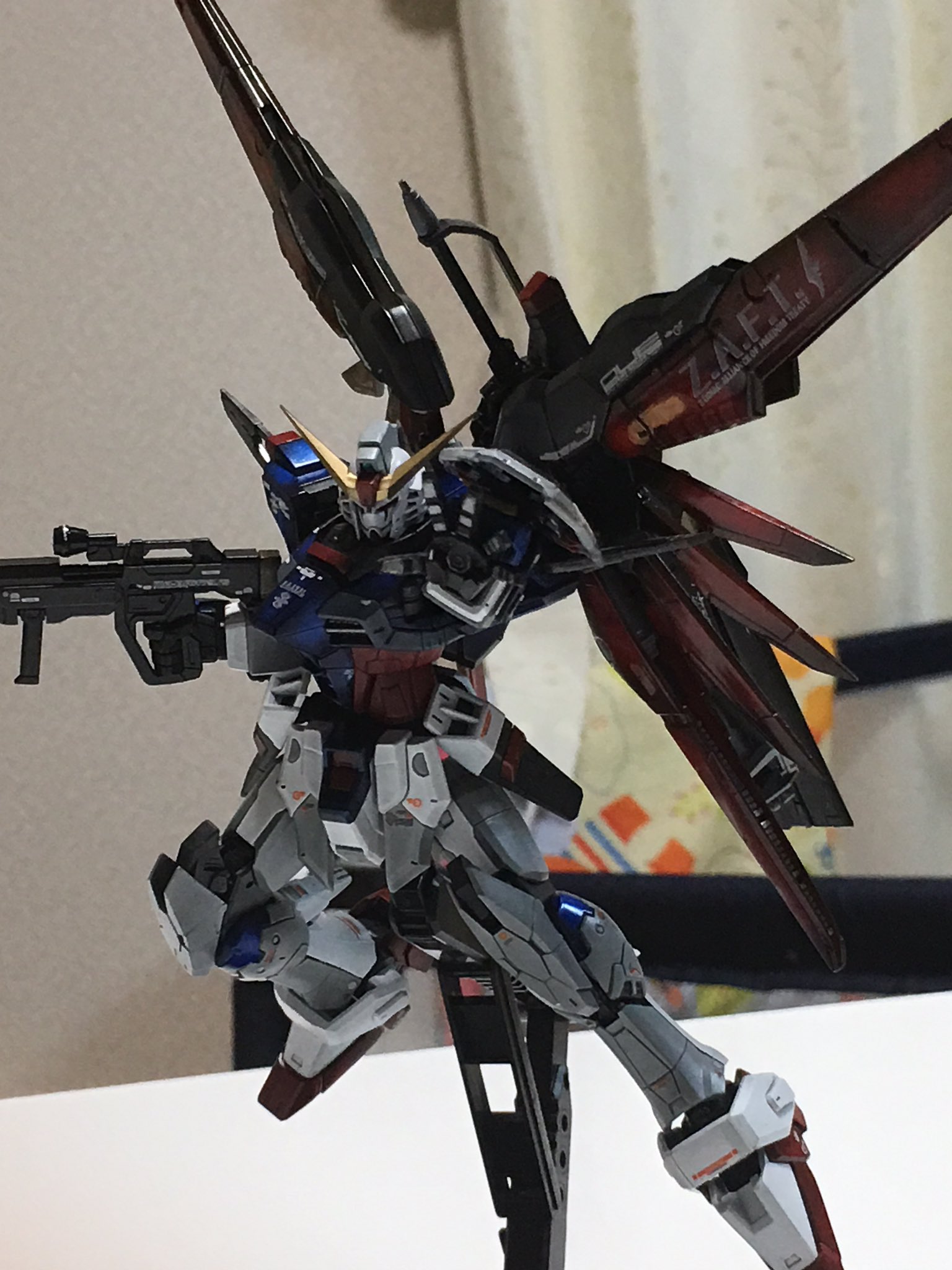 Akira 完成 全塗装デスティニーガンダム ﾟ ﾟ W ﾟ ﾟ 全塗装で迫力がありますね O O 黒立ち上げのキャンディーグラデーションに挑戦しましたが雰囲気でていいですよね 今後はグラデーション塗装をメインで吹いていきたいと思います ガンプラ Rg