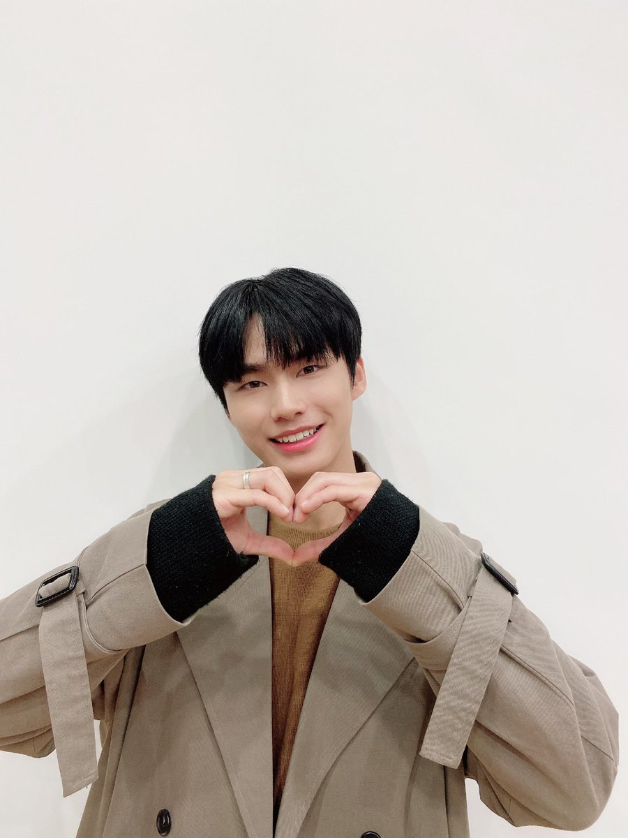 dkz_dy's tweet photo. #YOON
안녕하세요 경윤이에요~ 오늘은 멤버들과 함께 거리 모금을 했어요! 날씨는 추웠어도 많은 분들이 참여해 주셔서 마음만은 정말 따뜻했던 하루였답니다☺️
저도 항상 감사하는 마음을 가지겠습니다🥰🥰 https://t.co/46ArKse67c