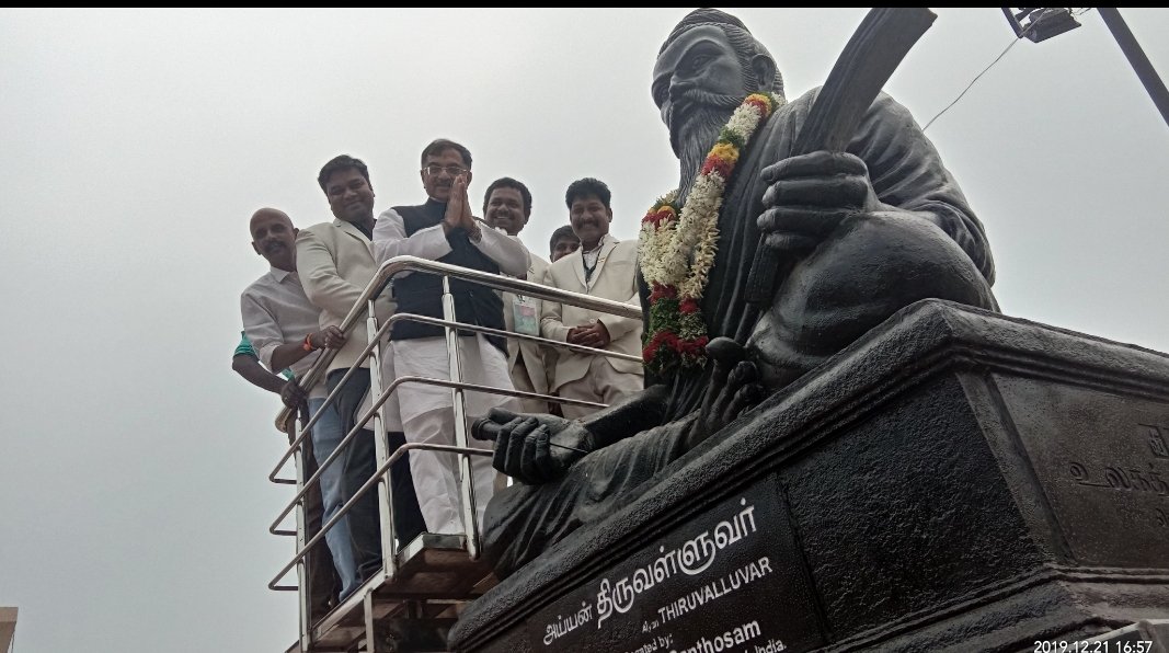 Tarunvijay's tweet photo. The divine seer who taught me the real meaning of #Bharat Offering my humble tributes. Garlanding #Thiruvalluvar statue at #MaduraiTamilSangam with #TamilnaduChamberOfCommerce #ExportPromotionCentre office bearers. Nandri Anna https://t.co/JaU4kBgULw