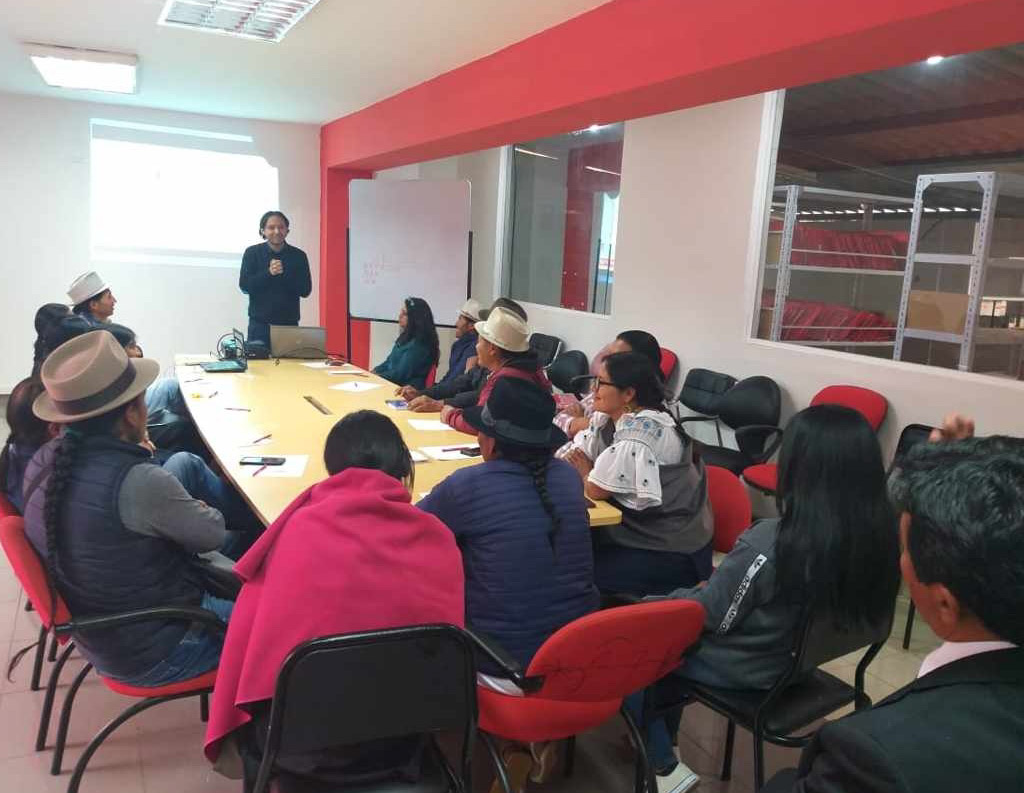 coopchibuleo's tweet photo. #SomosGrandes
📍#Otavalo||Respondiendo a nuestra responsabilidad social, se capacitó a los miembros  de siete parroquias de la Microempresa Comunitaria de Alcantarillado y Agua Potable, sobre los principios del Cooperativismo, motivación y superación personal.
#SomosChibuleo https://t.co/ugNJRt4T1F