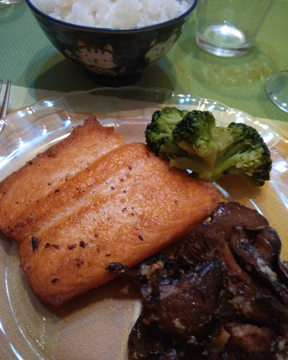 AlexDeulo's tweet photo. Salmó a la planxa amb sishimi, acompanyat de brocoli al vapor i saltejat de bolets amb un xic d'arròs. Saludable. Boníssim. Ideal. #lacuinadeladandra #cuinasaludable #cuinacasolana #salmó #midori #bolets #tardor #brocoli #healthyfood #sishimi #tremendo #bonprofit https://t.co/YruzG5othf