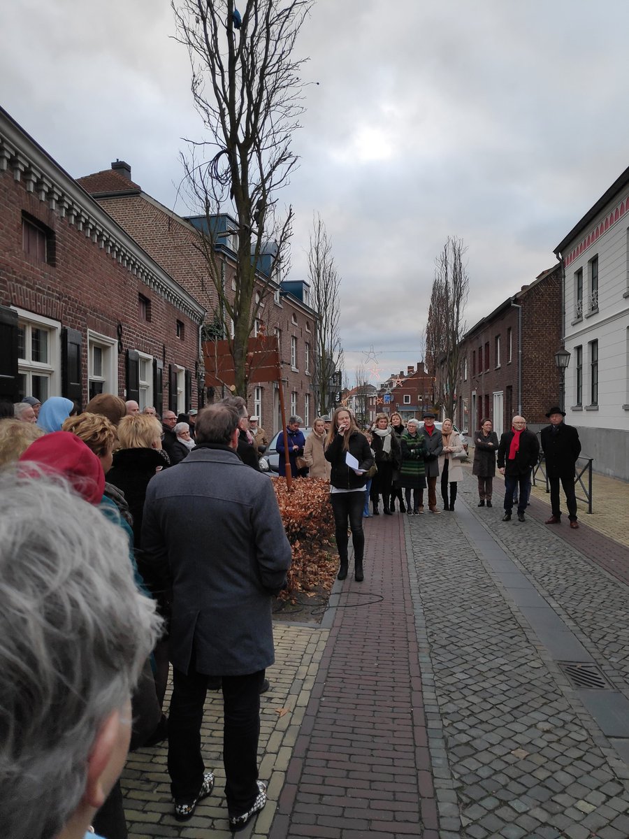Ook dit is #Welkomthuis: cultuur in de openbare ruimte. Onthulling muurgedicht op Brouwershuis, historisch bezit van <a href="/wonenlimburg/">Wonen Limburg</a> Slot van viering 800 jaar Baarlo. Baarlo leeft!