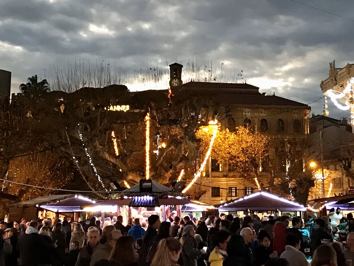villecannes's tweet photo. 🔴 [INSTANTANÉ]

En direct du #VillageDeNoël de #Cannes dont l’affluence ne désemplit pas.

Vous aussi, profitez des 3h gratuites #CannesParking pour venir y manger une gaufre ou faire vos achats de #Noël à deux pas dans la rue d’#Antibes piétonne le samedi pendant les fêtes. https://t.co/fS3qcre7Rg