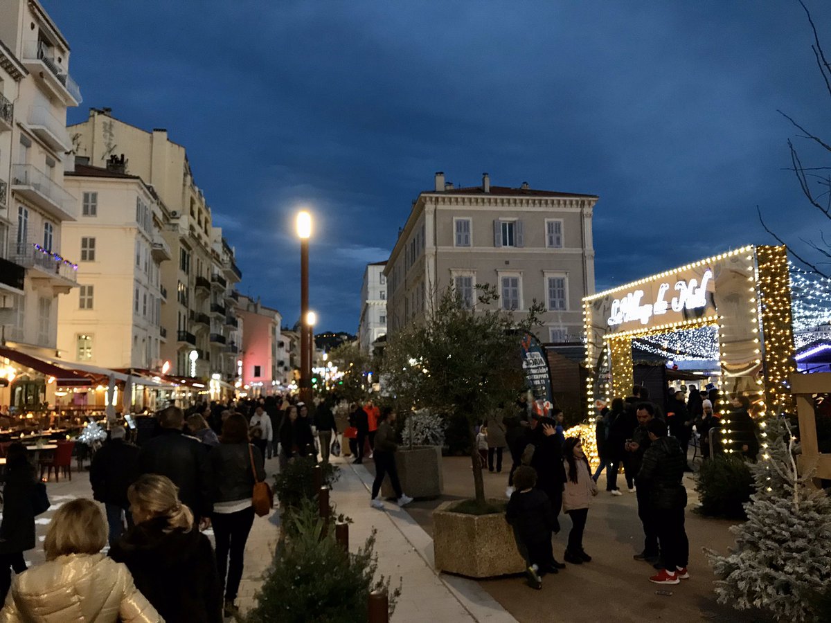 villecannes's tweet photo. 🔴 [INSTANTANÉ]

En direct du #VillageDeNoël de #Cannes dont l’affluence ne désemplit pas.

Vous aussi, profitez des 3h gratuites #CannesParking pour venir y manger une gaufre ou faire vos achats de #Noël à deux pas dans la rue d’#Antibes piétonne le samedi pendant les fêtes. https://t.co/fS3qcre7Rg