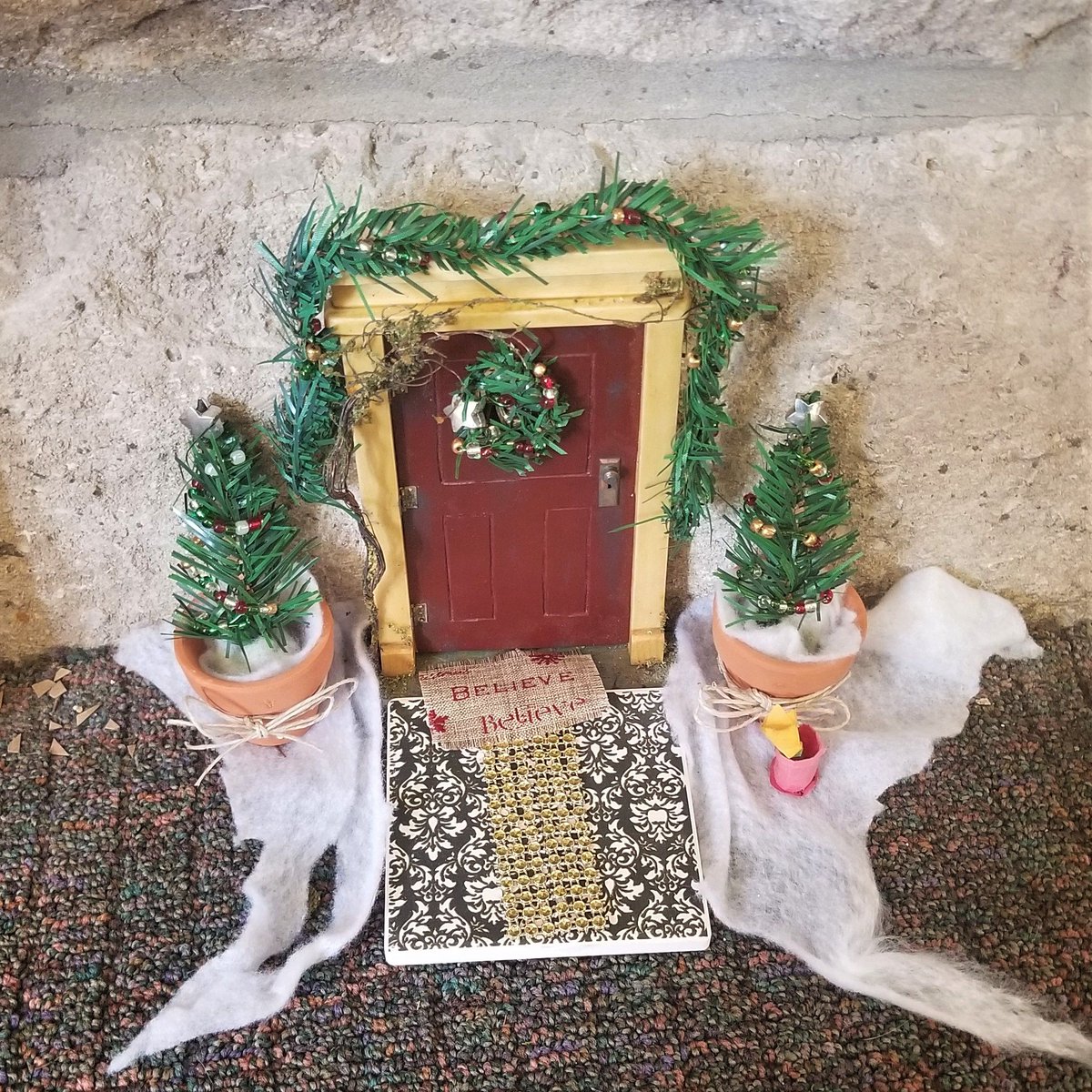 VespasianWarner's tweet photo. The fairies are ready for Christmas! They even decorated their hideaway with glittery pine cones! #fairy #libraryfairies #christmas #decorate #magical #fairieslivehere #fairydoor #library #VespasianWarner https://t.co/aeyZUGbQM8