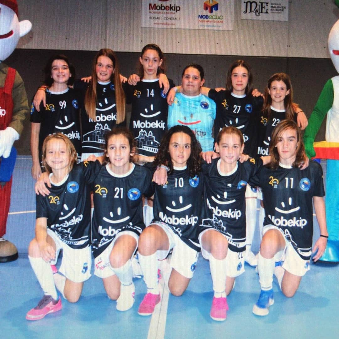 CAMPEONAS
A falta de una jornada para la conclusión de la Liga, el equipo infantil y el equipo cadete femenino  ya son Campeonas de Navarra.Sin lugar a dudas ambos títulos hacen justicia al juego desarrollado por ambos conjuntos y ponen de manifiesto la extraordinaria cantera.