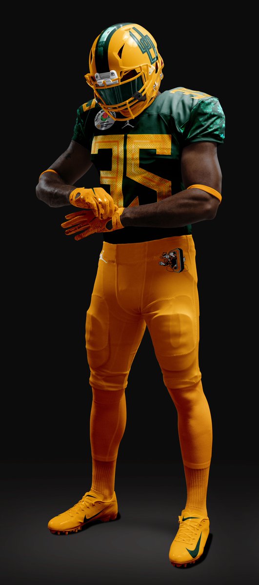 SportsPSD's tweet photo. By request of @rayhaener, An #Oregon #RoseBowl concept.  Combining elements of their current uni with throwback touches, we came up with a modern interlocking UO logo with chrome accents, matched by a metallic rose pattern on the sleeves.  

#GoDucks #20regon 

@PhilHecken https://t.co/8VASXftGbl