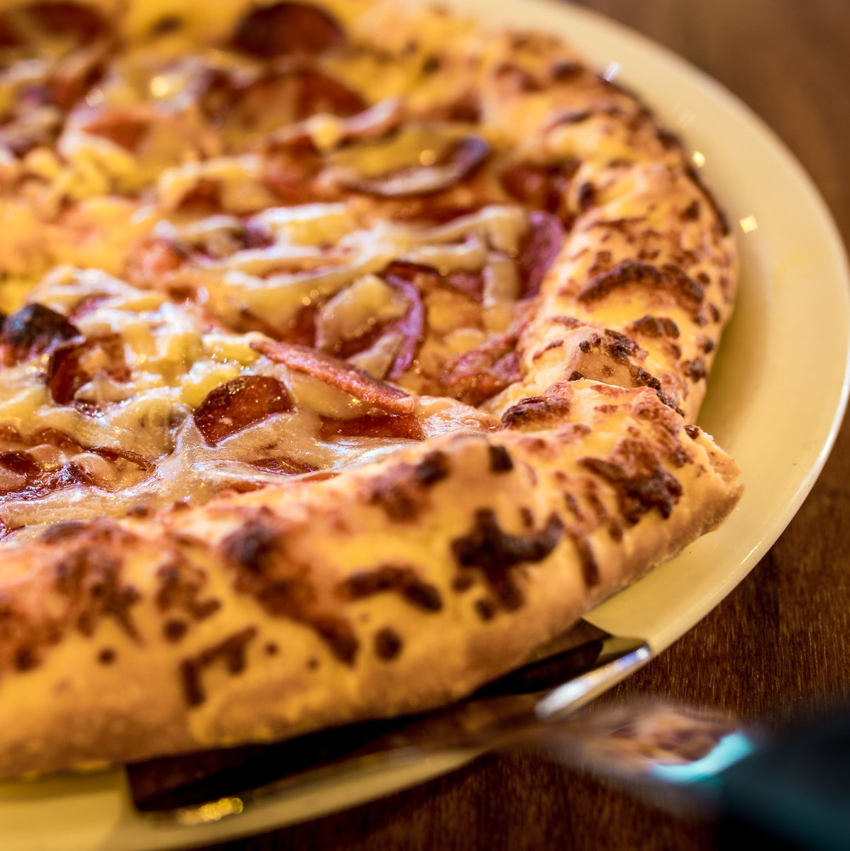 HIExpressExCeL's tweet photo. Saturday night = Pizza night! 🍕 
Indulge in the most delicious slice from our all-day dining menu during your next stay!
#HIExpressExcel #PizzaNight https://t.co/RP5clFF3wp
