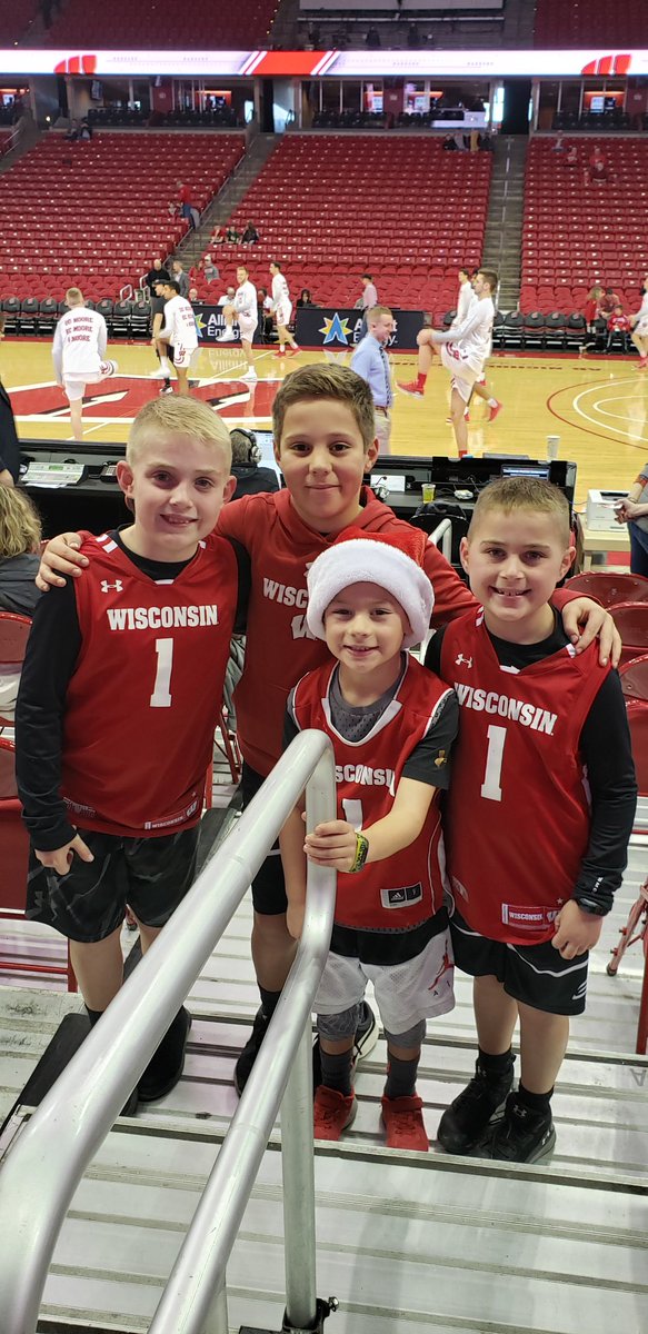 Jolene0109's tweet photo. #OnWisconsin #Potterdebut #shortsinDecember https://t.co/FZo5FDmgjS