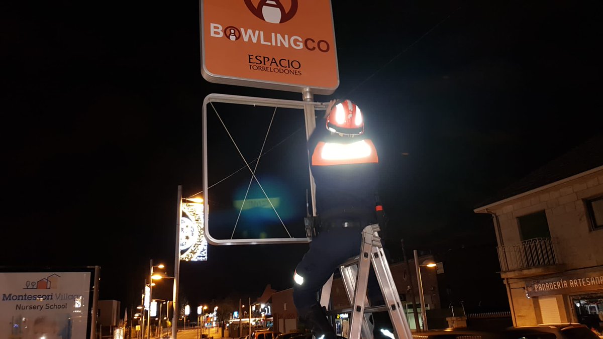 Esta tarde, acudimos a C/ Jesusa Lara por caída de cartel publicitario en vía publica a causa de las fuertes rachas de viento.