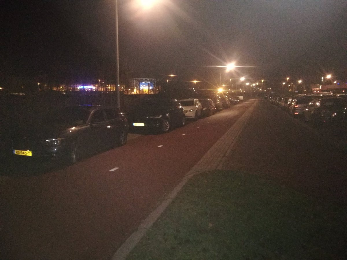 BKortekaas's tweet photo. En bedankt #gemeente @Arnhem voor de #parkeer #overlast van #Glory2 @ahmedmarcouch Ruim 50 foutparkeerders alleen op Zenegroen, Maagdenpalm en Nachtschade. Totaal geen handhaving! Over: #bewonersendekou https://t.co/GvdmH8HQDk