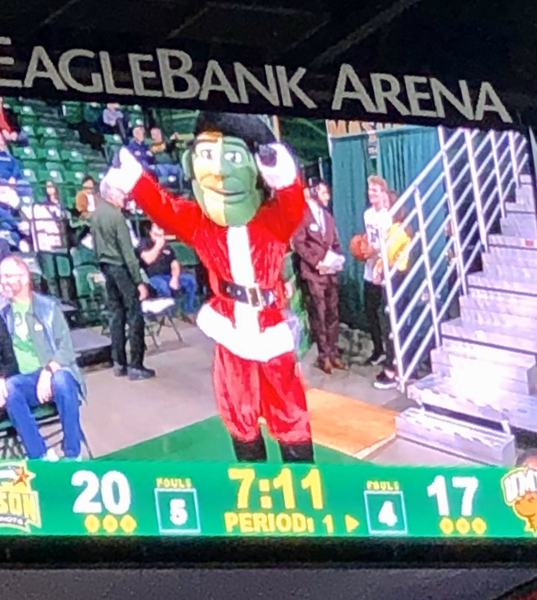 ellewags's tweet photo. We’ve got the tree.
We’ve got the Santa.
Now we just need a holiday gift from this awesome @MasonMBB team today.
@gmugreenmachine #tylertreegle
#MasonNation #makeiteleven https://t.co/5X0tuND4B5