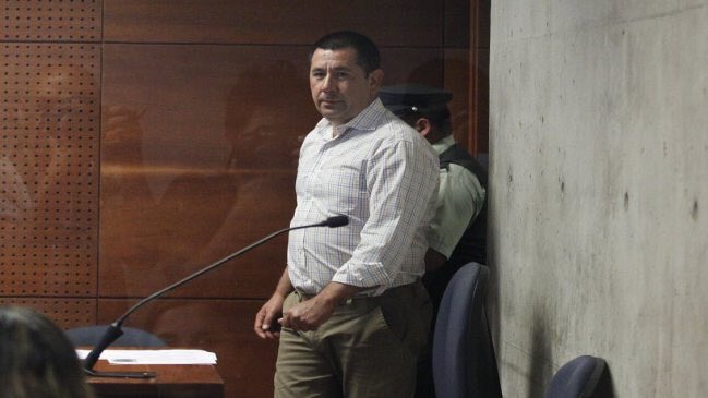 PeriodismoWay's tweet photo. - Foto 1: Profesor en prisión preventiva por “Romper un torniquete del Metro”, desde el 30 de octubre. 
- Foto 2: Criminal de Carabineros que intentó asesinar a un joven atropellando con carro policial: FIRMA MENSUAL. Justicia de Chile es un CHISTE. 
#ChileViolatesHumanRights https://t.co/0tzeX5kSg9