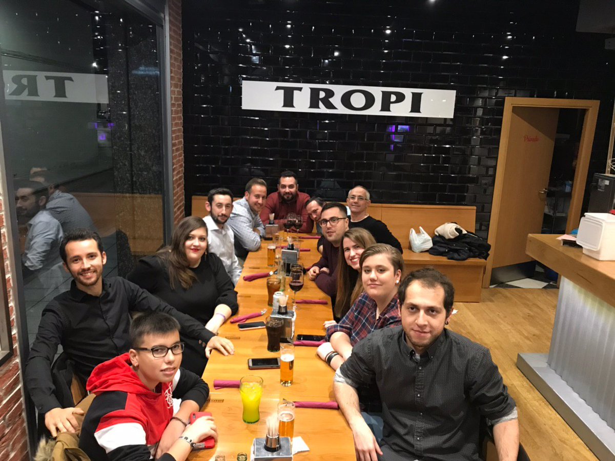 Vva_BlackStorks's tweet photo. ¿Hoy que toca? ¿Entrenar? ¿Jugar? ... ¡¡¡No!!! Cena de equipo para despedir el año 2019, como siempre, en nuestro bar de confianza, Tropi.

#FlagFootball🏈 #DeporteMixto👫 #FutbolAmericano #Tackle #CenaDeNavidad #BlackStorks⚫️ #FlyStorksFly https://t.co/NUlnqWBKMc