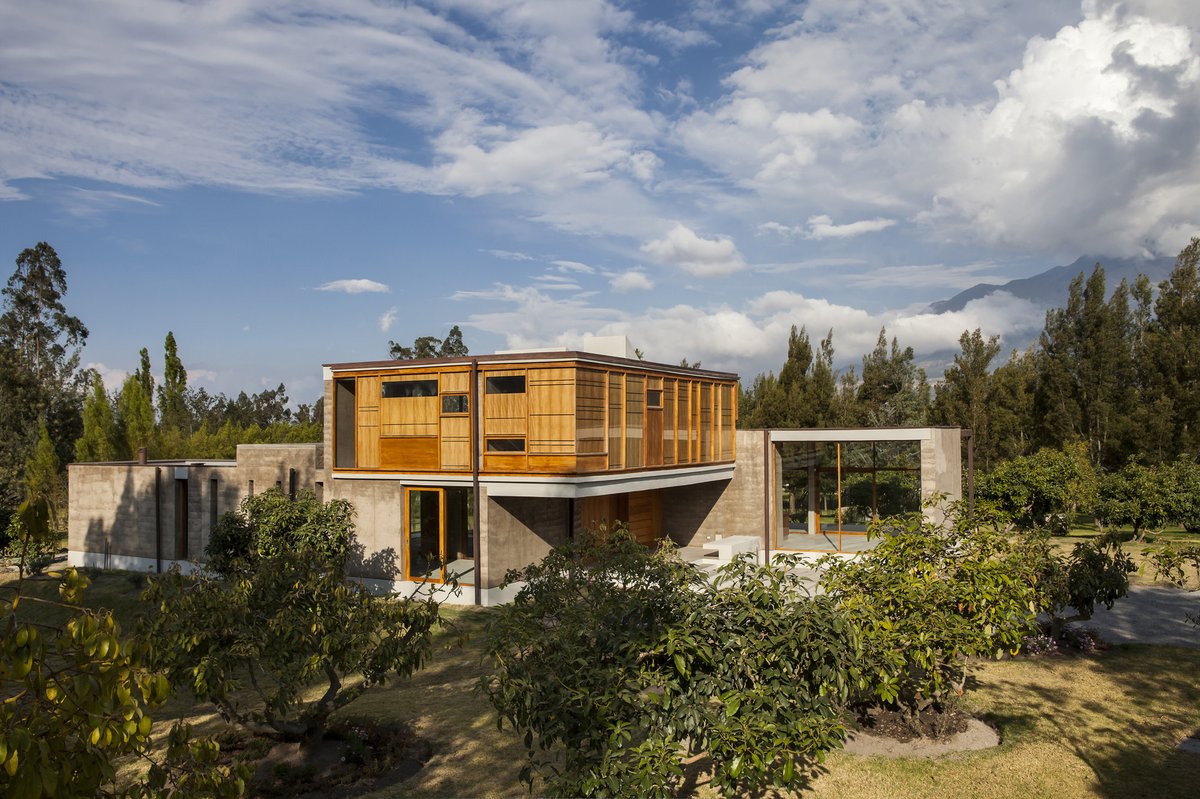 DaveTDEHome's tweet photo. From this angle, the upper level of this #modernhome appears as if it might still be under construction. #archi  https://t.co/j8UMszBx1p https://t.co/GsFSrc3U5J