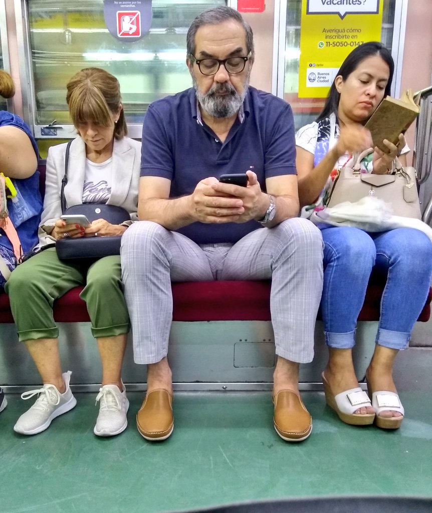 adolfitoce's tweet photo. Si alguien gusta, hay lugar para sentarse entre las gambas del señor. Abajo de los huevos que se ve que los tiene muy grandes, porque no puede juntarlas para que todos se sienten cómodamente.
#SubteLineaB #AhiLoTenesAlPelotudo #SeVaACaer https://t.co/5Lo4tptVax