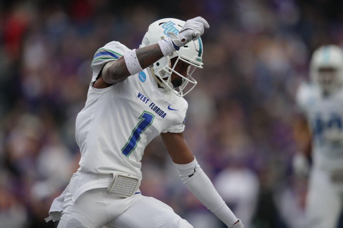 UWFFootball's tweet photo. A couple half-time stats for y'all.

Austin Reed: 21-30, 399 yds and 5⃣ TD's🔥
Quentin Randolph: 8 catches, 247 yds and 3⃣ TD's🔥
Tate Lehtio: 9 catches, 97 yds🔥

#GoArgos https://t.co/NpaBLeQ6vS