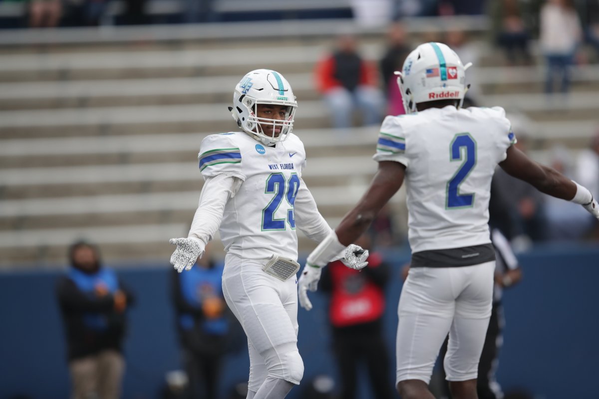 UWFFootball's tweet photo. A couple half-time stats for y'all.

Austin Reed: 21-30, 399 yds and 5⃣ TD's🔥
Quentin Randolph: 8 catches, 247 yds and 3⃣ TD's🔥
Tate Lehtio: 9 catches, 97 yds🔥

#GoArgos https://t.co/NpaBLeQ6vS