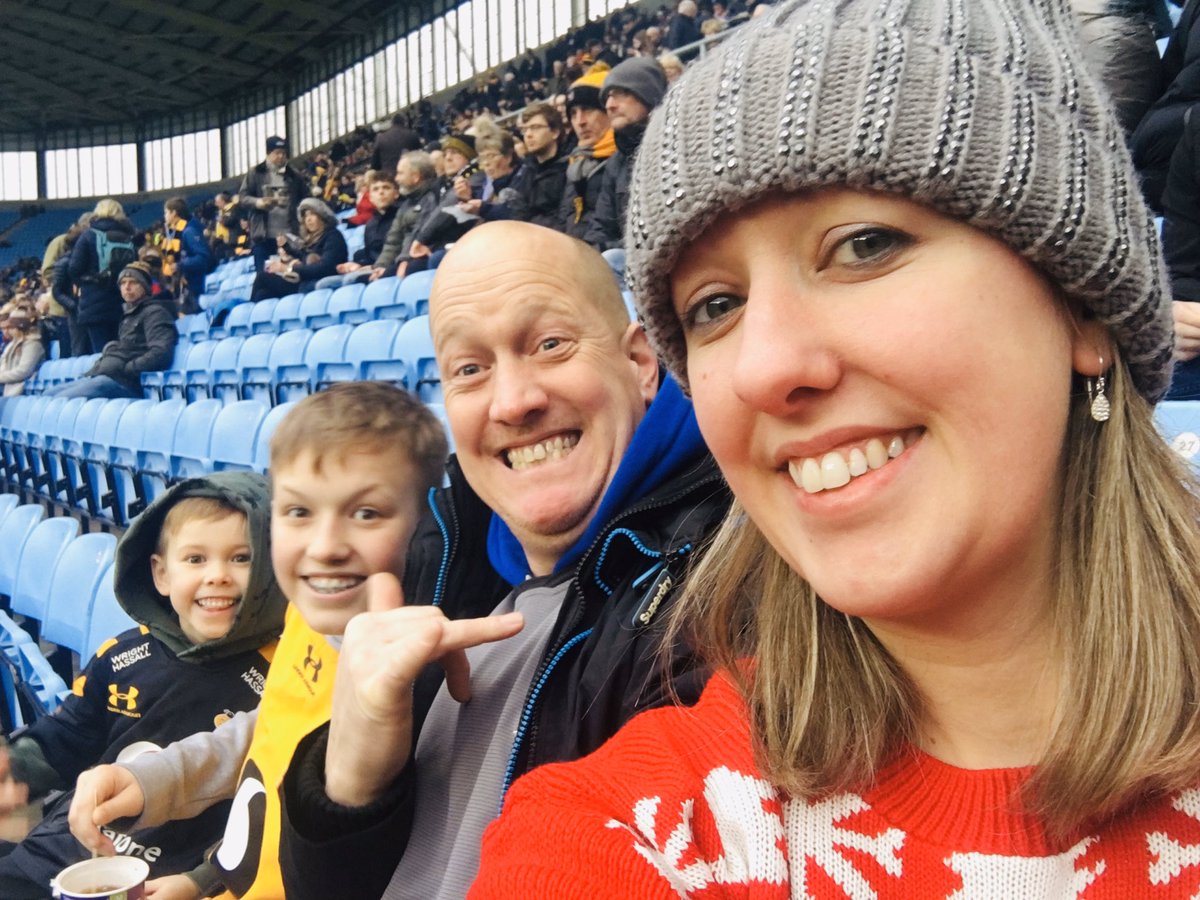 AmyRichmond1602's tweet photo. @WaspsRugby The Richmonds hoping to bring the Wasps some luck. #ChristmasWasps https://t.co/OXGIOHgu5j