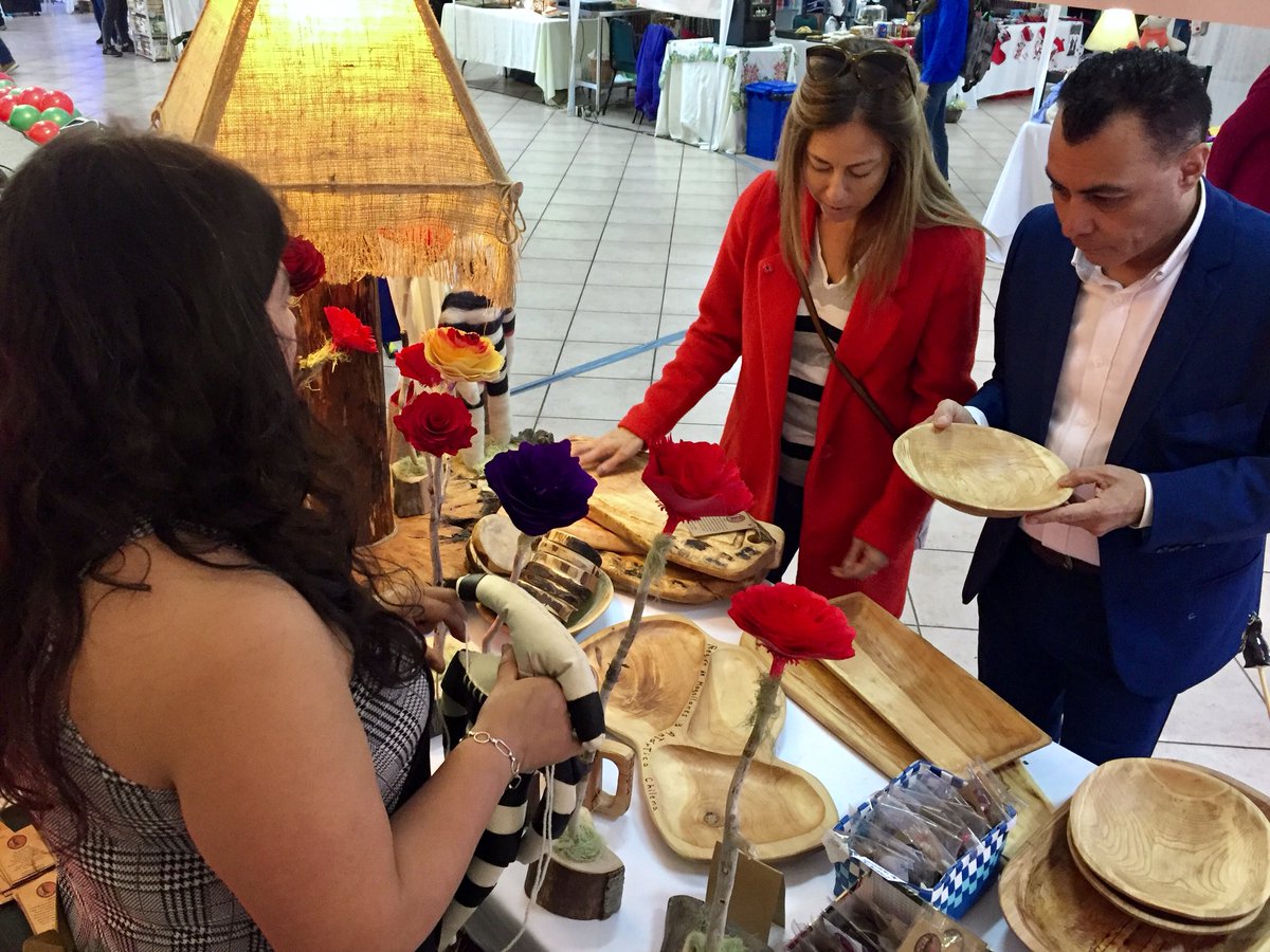 seremieconxii's tweet photo. Seremi @Lilandyg visitó y compartió con emprendedor@s participantes de la Feria Navideña de @FOSIS_Mag en compañía de su director regional Hernan Soto.
Prefiera el comercio local #YoElijoPyme https://t.co/nrpyQia59z