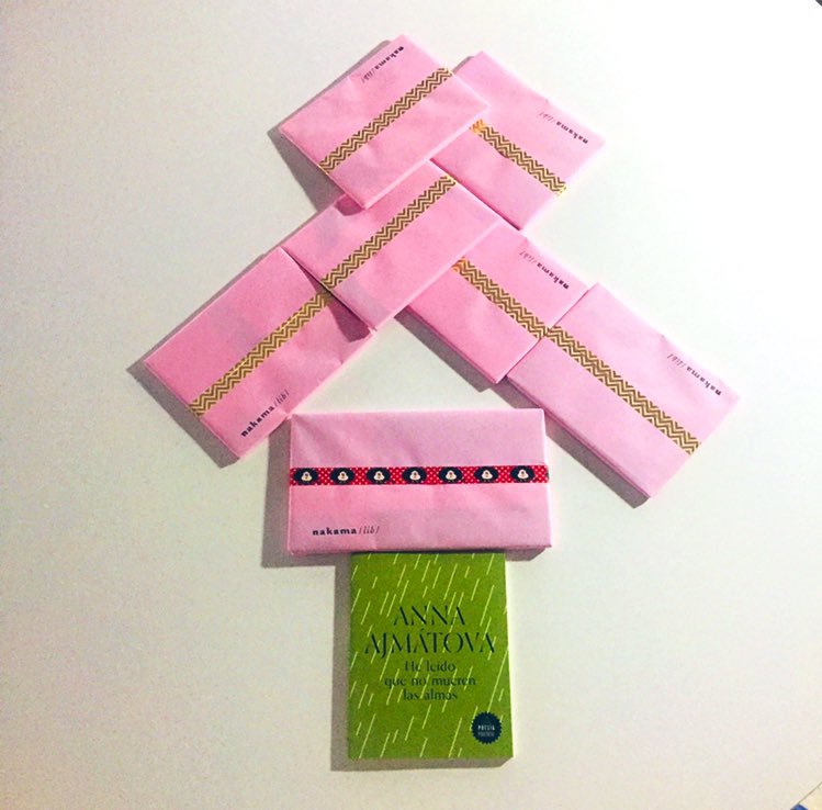 MeryCed's tweet image. He construido un árbol de navidad lleno de poesía: Neruda, Safo, Vázquez Montalbán, Gil de Biedma, Zurita, Emily Dickinson, María Sánchez y Ana Ajmatova. 
He sorprendido a mis amigas con un libro para cada una de ellas. 💜
Gracias @RSOTO8 por descubrirme a Ana Ajmatova. #exitazo