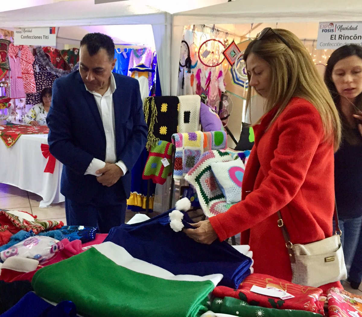 seremieconxii's tweet photo. Seremi @Lilandyg visitó y compartió con emprendedor@s participantes de la Feria Navideña de @FOSIS_Mag en compañía de su director regional Hernan Soto.
Prefiera el comercio local #YoElijoPyme https://t.co/nrpyQia59z