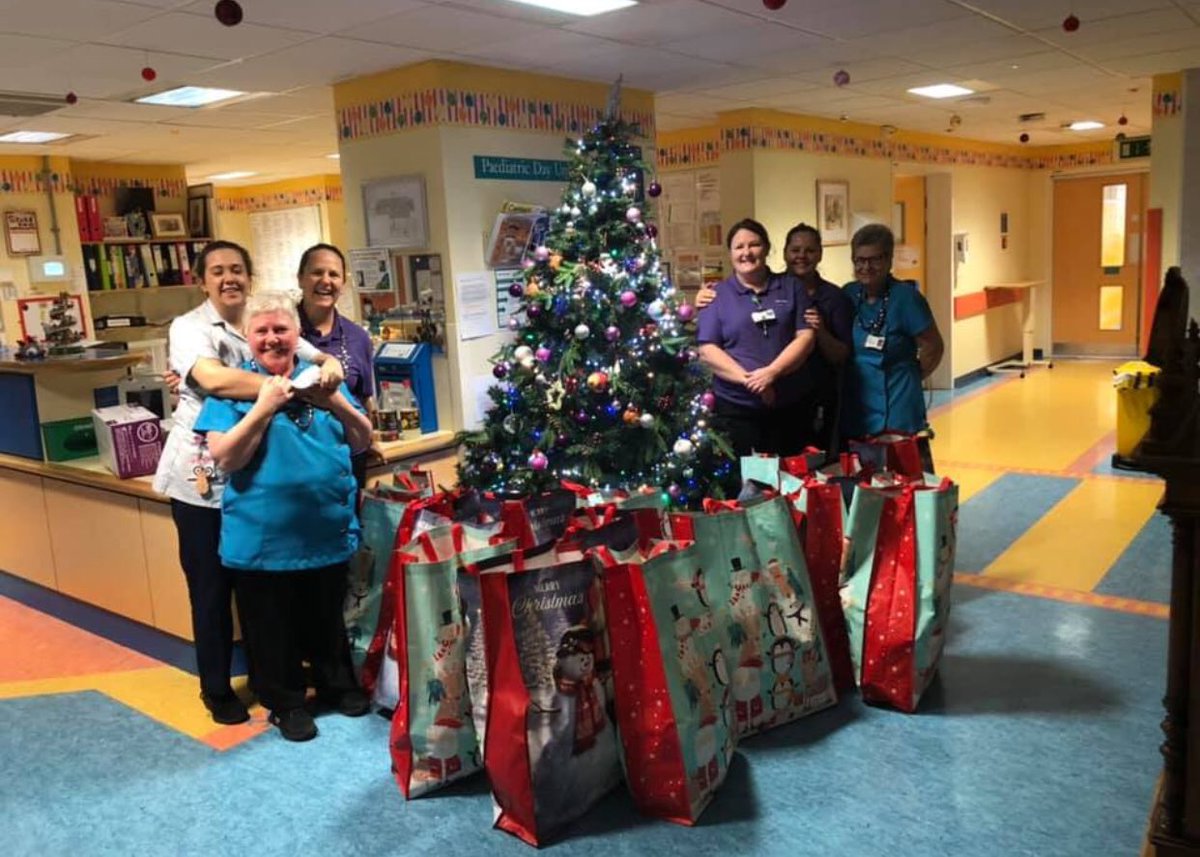 AmyRichmond1602's tweet photo. 17 Christmas bags (one for each bed) delivered to the children’s oncology ward C2 at @addenbrookes for Christmas Day. Super proud of Tiegans star 🌟 #Tiegansstar #WardC2 https://t.co/EYu6Mc0RZK