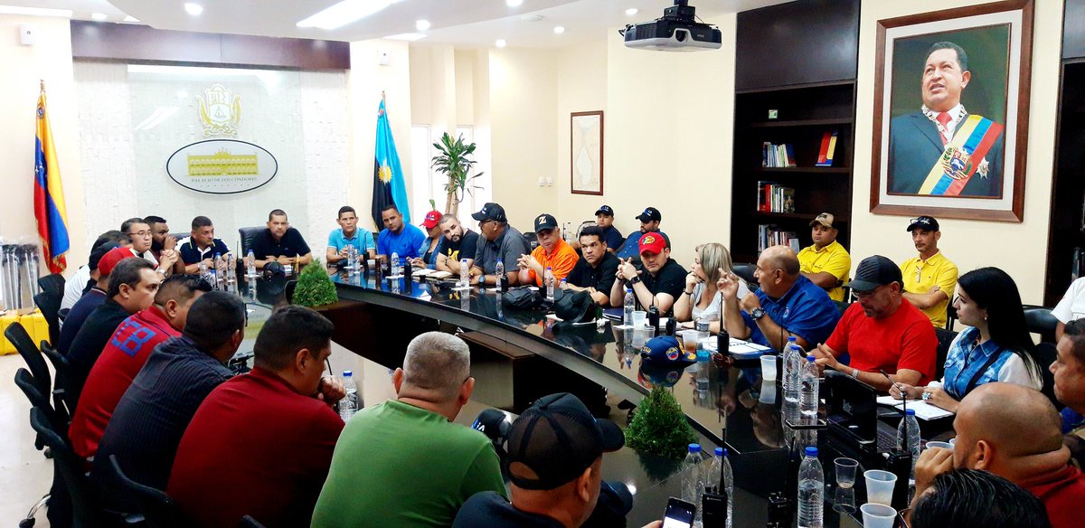 Omar_PrietoPSUV's tweet photo. #21Dic Reunido con equipo de la Corporación de Infraestructura evaluando el avance de las obras: Plan de Asfaltado y Semaforización en Cecilio Acosta próxima a inaugurar, Planta de Concreto, Intervención Integral y Estructural de Av. Los Haticos.
#VenezuelaUnidaPorLaPaz https://t.co/MOoENVYQgB